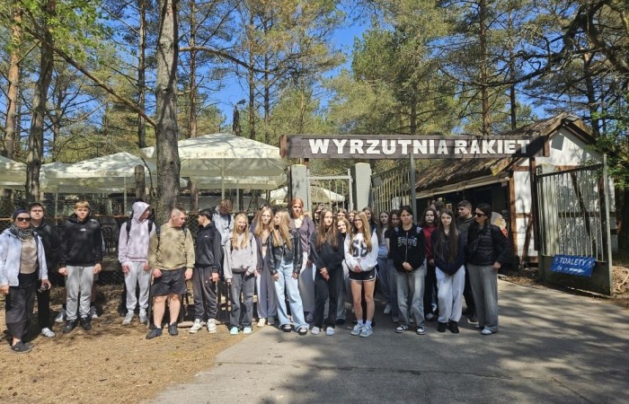 W maju klasy ósme wybrały się na wycieczkę do Łeby. Główną atrakcją był spacer szlakiem przez Słowiński Park Narodowy na ruchome wydmy i wejście na Łącką Górę. Piaszczysty krajobraz przypominał pustynię, a widok z góry na Bałtyk i jezioro Łebsko zrobił ogromne wrażenie. Kolejnym punktem była latarnia morska w Czołpinie, do której prowadziła malownicza, leśna trasa. Widok z jej szczytu zapierał dech w piersiach. Uczniowie odwiedzili też muzeum Słowińskiego Parku Narodowego, poznając przyrodę i historię tego unikalnego miejsca. Dopisała pogoda, a wspólne chwile, zabawy i rozmowy wieczorem sprawiły, że wycieczka stała się niezapomnianym przeżyciem. Była to idealna okazja do nauki w terenie, integracji i odpoczynku przed zakończeniem szkoły.