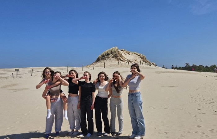 W maju klasy ósme wybrały się na wycieczkę do Łeby. Główną atrakcją był spacer szlakiem przez Słowiński Park Narodowy na ruchome wydmy i wejście na Łącką Górę. Piaszczysty krajobraz przypominał pustynię, a widok z góry na Bałtyk i jezioro Łebsko zrobił ogromne wrażenie. Kolejnym punktem była latarnia morska w Czołpinie, do której prowadziła malownicza, leśna trasa. Widok z jej szczytu zapierał dech w piersiach. Uczniowie odwiedzili też muzeum Słowińskiego Parku Narodowego, poznając przyrodę i historię tego unikalnego miejsca. Dopisała pogoda, a wspólne chwile, zabawy i rozmowy wieczorem sprawiły, że wycieczka stała się niezapomnianym przeżyciem. Była to idealna okazja do nauki w terenie, integracji i odpoczynku przed zakończeniem szkoły.