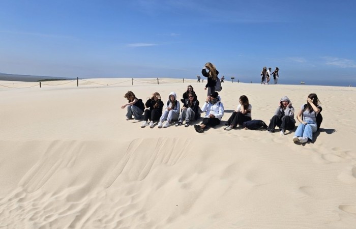 W maju klasy ósme wybrały się na wycieczkę do Łeby. Główną atrakcją był spacer szlakiem przez Słowiński Park Narodowy na ruchome wydmy i wejście na Łącką Górę. Piaszczysty krajobraz przypominał pustynię, a widok z góry na Bałtyk i jezioro Łebsko zrobił ogromne wrażenie. Kolejnym punktem była latarnia morska w Czołpinie, do której prowadziła malownicza, leśna trasa. Widok z jej szczytu zapierał dech w piersiach. Uczniowie odwiedzili też muzeum Słowińskiego Parku Narodowego, poznając przyrodę i historię tego unikalnego miejsca. Dopisała pogoda, a wspólne chwile, zabawy i rozmowy wieczorem sprawiły, że wycieczka stała się niezapomnianym przeżyciem. Była to idealna okazja do nauki w terenie, integracji i odpoczynku przed zakończeniem szkoły.