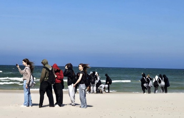 W maju klasy ósme wybrały się na wycieczkę do Łeby. Główną atrakcją był spacer szlakiem przez Słowiński Park Narodowy na ruchome wydmy i wejście na Łącką Górę. Piaszczysty krajobraz przypominał pustynię, a widok z góry na Bałtyk i jezioro Łebsko zrobił ogromne wrażenie. Kolejnym punktem była latarnia morska w Czołpinie, do której prowadziła malownicza, leśna trasa. Widok z jej szczytu zapierał dech w piersiach. Uczniowie odwiedzili też muzeum Słowińskiego Parku Narodowego, poznając przyrodę i historię tego unikalnego miejsca. Dopisała pogoda, a wspólne chwile, zabawy i rozmowy wieczorem sprawiły, że wycieczka stała się niezapomnianym przeżyciem. Była to idealna okazja do nauki w terenie, integracji i odpoczynku przed zakończeniem szkoły.