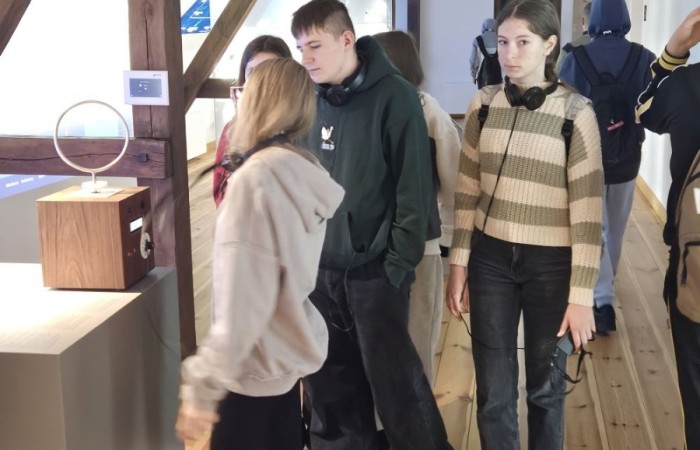 W maju klasy ósme wybrały się na wycieczkę do Łeby. Główną atrakcją był spacer szlakiem przez Słowiński Park Narodowy na ruchome wydmy i wejście na Łącką Górę. Piaszczysty krajobraz przypominał pustynię, a widok z góry na Bałtyk i jezioro Łebsko zrobił ogromne wrażenie. Kolejnym punktem była latarnia morska w Czołpinie, do której prowadziła malownicza, leśna trasa. Widok z jej szczytu zapierał dech w piersiach. Uczniowie odwiedzili też muzeum Słowińskiego Parku Narodowego, poznając przyrodę i historię tego unikalnego miejsca. Dopisała pogoda, a wspólne chwile, zabawy i rozmowy wieczorem sprawiły, że wycieczka stała się niezapomnianym przeżyciem. Była to idealna okazja do nauki w terenie, integracji i odpoczynku przed zakończeniem szkoły.