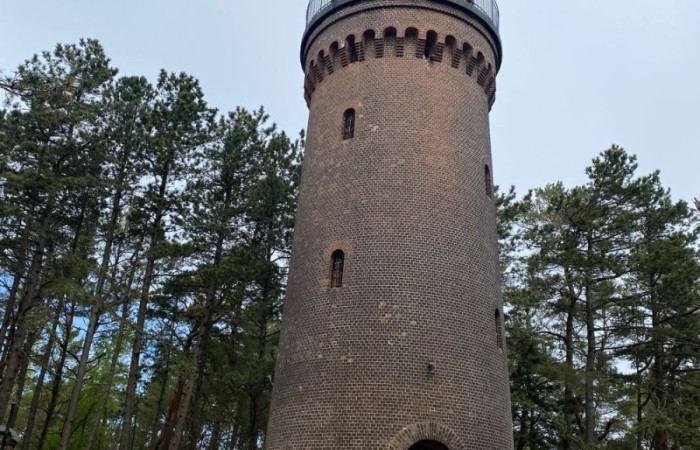 W maju klasy ósme wybrały się na wycieczkę do Łeby. Główną atrakcją był spacer szlakiem przez Słowiński Park Narodowy na ruchome wydmy i wejście na Łącką Górę. Piaszczysty krajobraz przypominał pustynię, a widok z góry na Bałtyk i jezioro Łebsko zrobił ogromne wrażenie. Kolejnym punktem była latarnia morska w Czołpinie, do której prowadziła malownicza, leśna trasa. Widok z jej szczytu zapierał dech w piersiach. Uczniowie odwiedzili też muzeum Słowińskiego Parku Narodowego, poznając przyrodę i historię tego unikalnego miejsca. Dopisała pogoda, a wspólne chwile, zabawy i rozmowy wieczorem sprawiły, że wycieczka stała się niezapomnianym przeżyciem. Była to idealna okazja do nauki w terenie, integracji i odpoczynku przed zakończeniem szkoły.