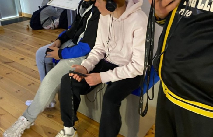 W maju klasy ósme wybrały się na wycieczkę do Łeby. Główną atrakcją był spacer szlakiem przez Słowiński Park Narodowy na ruchome wydmy i wejście na Łącką Górę. Piaszczysty krajobraz przypominał pustynię, a widok z góry na Bałtyk i jezioro Łebsko zrobił ogromne wrażenie. Kolejnym punktem była latarnia morska w Czołpinie, do której prowadziła malownicza, leśna trasa. Widok z jej szczytu zapierał dech w piersiach. Uczniowie odwiedzili też muzeum Słowińskiego Parku Narodowego, poznając przyrodę i historię tego unikalnego miejsca. Dopisała pogoda, a wspólne chwile, zabawy i rozmowy wieczorem sprawiły, że wycieczka stała się niezapomnianym przeżyciem. Była to idealna okazja do nauki w terenie, integracji i odpoczynku przed zakończeniem szkoły.