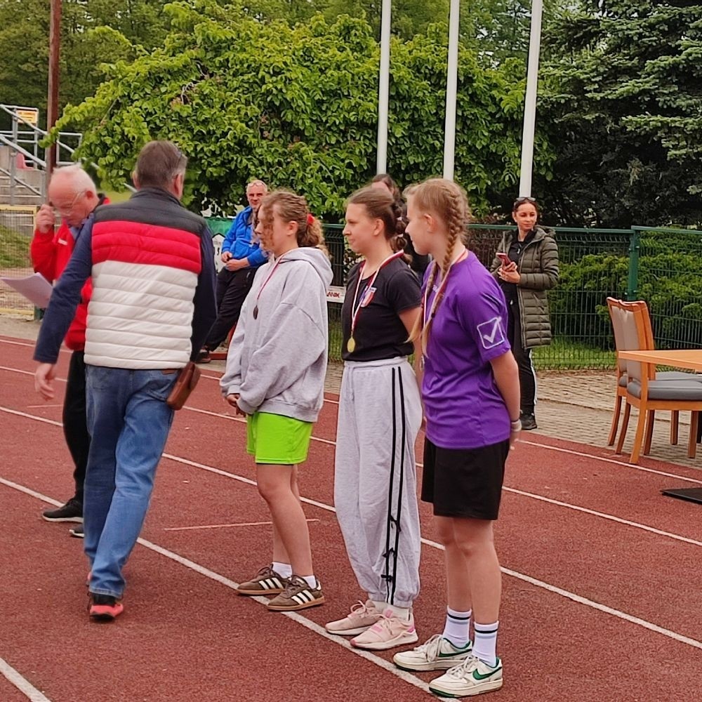 W czwartek 22 maja 2025 na stadionie miejskim w Pasłęku odbyły się zawody z cyklu Szkolnej Ligi LA Powiatowych Igrzysk Młodzieży Szkolnej.
 Uczestniczyły w niej reprezentacje ośmiu szkół podstawowych naszego powiatu rocznik 2010, 2011 (klasa 7,8) w kategorii dziewcząt i chłopców.
 Przy dobrych warunkach pogodowych rozegrano 9 konkurencji lekkoatletycznych , m.in. biegi na 100m, 300m, 600m, 1000m, skok w dal, skok wzwyż, pchnięcie kulą, rzut oszczepem i sztafeta 4x100m.
