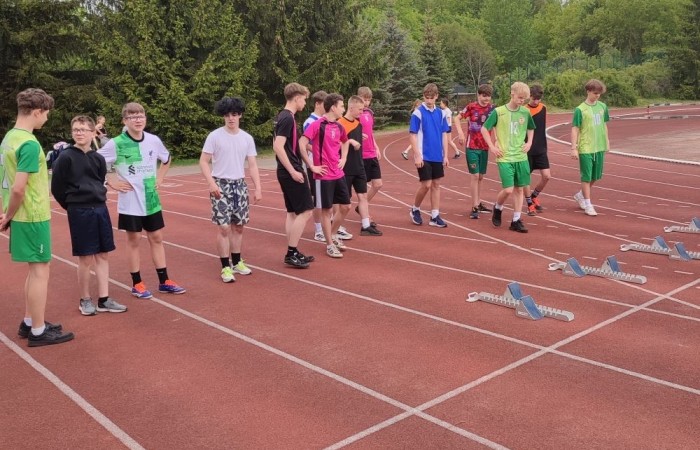 W czwartek 22 maja 2025 na stadionie miejskim w Pasłęku odbyły się zawody z cyklu Szkolnej Ligi LA Powiatowych Igrzysk Młodzieży Szkolnej.
 Uczestniczyły w niej reprezentacje ośmiu szkół podstawowych naszego powiatu rocznik 2010, 2011 (klasa 7,8) w kategorii dziewcząt i chłopców.
 Przy dobrych warunkach pogodowych rozegrano 9 konkurencji lekkoatletycznych , m.in. biegi na 100m, 300m, 600m, 1000m, skok w dal, skok wzwyż, pchnięcie kulą, rzut oszczepem i sztafeta 4x100m.
