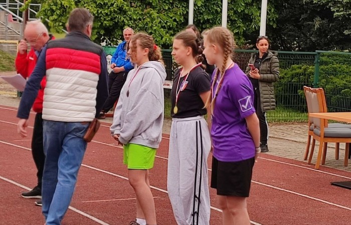 W czwartek 22 maja 2025 na stadionie miejskim w Pasłęku odbyły się zawody z cyklu Szkolnej Ligi LA Powiatowych Igrzysk Młodzieży Szkolnej.
 Uczestniczyły w niej reprezentacje ośmiu szkół podstawowych naszego powiatu rocznik 2010, 2011 (klasa 7,8) w kategorii dziewcząt i chłopców.
 Przy dobrych warunkach pogodowych rozegrano 9 konkurencji lekkoatletycznych , m.in. biegi na 100m, 300m, 600m, 1000m, skok w dal, skok wzwyż, pchnięcie kulą, rzut oszczepem i sztafeta 4x100m.
