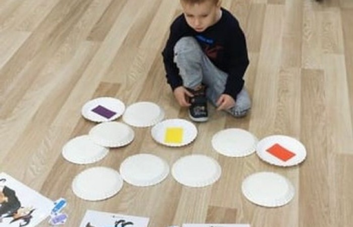 W naszym przedszkolu co roku podtrzymujemy tradycje związane z „Andrzejkami”. Temu wydarzeniu towarzyszyły konkursy, zabawy i wróżby andrzejkowe. Wszystko to odbywało się w rytm tańców i śpiewów. Nie zabrakło również tradycyjnego ustawiania „bucików”, „losowania rekwizytów” i innych wróżb związanych z tym świętem. Przedszkolaki z uśmiechem na twarzy chętnie brały udział w magicznym rytuale andrzejkowym.
Dzień ten dostarczył przedszkolakom wielu przeżyć i emocji..
