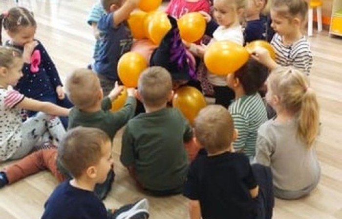 W naszym przedszkolu co roku podtrzymujemy tradycje związane z „Andrzejkami”. Temu wydarzeniu towarzyszyły konkursy, zabawy i wróżby andrzejkowe. Wszystko to odbywało się w rytm tańców i śpiewów. Nie zabrakło również tradycyjnego ustawiania „bucików”, „losowania rekwizytów” i innych wróżb związanych z tym świętem. Przedszkolaki z uśmiechem na twarzy chętnie brały udział w magicznym rytuale andrzejkowym.
Dzień ten dostarczył przedszkolakom wielu przeżyć i emocji..
