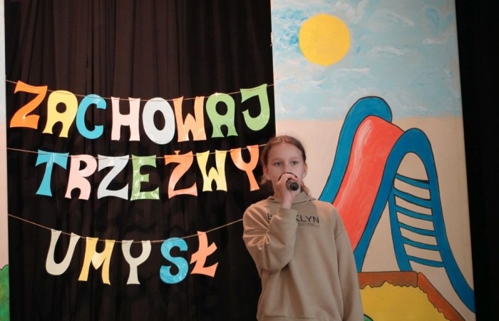 Dziś był wyjątkowy dzień , nasza szkoła zorganizowała fantastyczną imprezę z okazji Dnia Dziecka, która przyciągnęła wielu uczniów oraz ich rodziny.
Uroczystość rozpoczęła się od symbolicznego odpalenia znicza olimpijskiego, co wprowadziło wszystkich w radosny nastrój. Mieliśmy zaszczyt gościć Burmistrz Pasłęka Panią Elżbietę Wasiuk, która wygłosiła krótkie przemówienie, podkreślając znaczenie tego święta dla dzieci.  
Podczas imprezy odbyły się liczne konkursy sportowe, które cieszyły się ogromnym zainteresowaniem. Uczniowie mieli okazję wykazać się swoimi umiejętnościami w różnych dyscyplinach, a rywalizacja była zacięta, ale pełna sportowego ducha.
Dodatkowo zorganizowaliśmy konkurs na plakat pt. 