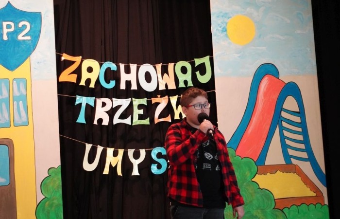 Dziś był wyjątkowy dzień , nasza szkoła zorganizowała fantastyczną imprezę z okazji Dnia Dziecka, która przyciągnęła wielu uczniów oraz ich rodziny.
Uroczystość rozpoczęła się od symbolicznego odpalenia znicza olimpijskiego, co wprowadziło wszystkich w radosny nastrój. Mieliśmy zaszczyt gościć Burmistrz Pasłęka Panią Elżbietę Wasiuk, która wygłosiła krótkie przemówienie, podkreślając znaczenie tego święta dla dzieci.  
Podczas imprezy odbyły się liczne konkursy sportowe, które cieszyły się ogromnym zainteresowaniem. Uczniowie mieli okazję wykazać się swoimi umiejętnościami w różnych dyscyplinach, a rywalizacja była zacięta, ale pełna sportowego ducha.
Dodatkowo zorganizowaliśmy konkurs na plakat pt. 