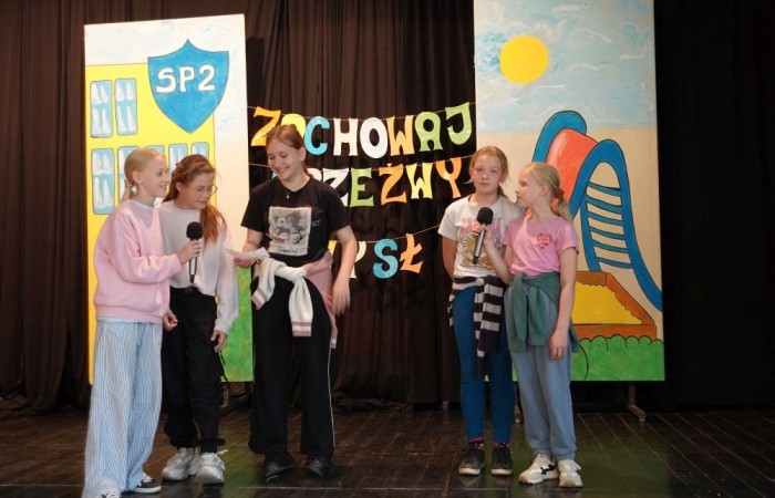 Dziś był wyjątkowy dzień , nasza szkoła zorganizowała fantastyczną imprezę z okazji Dnia Dziecka, która przyciągnęła wielu uczniów oraz ich rodziny.
Uroczystość rozpoczęła się od symbolicznego odpalenia znicza olimpijskiego, co wprowadziło wszystkich w radosny nastrój. Mieliśmy zaszczyt gościć Burmistrz Pasłęka Panią Elżbietę Wasiuk, która wygłosiła krótkie przemówienie, podkreślając znaczenie tego święta dla dzieci.  
Podczas imprezy odbyły się liczne konkursy sportowe, które cieszyły się ogromnym zainteresowaniem. Uczniowie mieli okazję wykazać się swoimi umiejętnościami w różnych dyscyplinach, a rywalizacja była zacięta, ale pełna sportowego ducha.
Dodatkowo zorganizowaliśmy konkurs na plakat pt. 