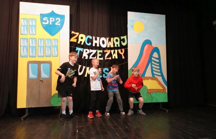 Dziś był wyjątkowy dzień , nasza szkoła zorganizowała fantastyczną imprezę z okazji Dnia Dziecka, która przyciągnęła wielu uczniów oraz ich rodziny.
Uroczystość rozpoczęła się od symbolicznego odpalenia znicza olimpijskiego, co wprowadziło wszystkich w radosny nastrój. Mieliśmy zaszczyt gościć Burmistrz Pasłęka Panią Elżbietę Wasiuk, która wygłosiła krótkie przemówienie, podkreślając znaczenie tego święta dla dzieci.  
Podczas imprezy odbyły się liczne konkursy sportowe, które cieszyły się ogromnym zainteresowaniem. Uczniowie mieli okazję wykazać się swoimi umiejętnościami w różnych dyscyplinach, a rywalizacja była zacięta, ale pełna sportowego ducha.
Dodatkowo zorganizowaliśmy konkurs na plakat pt. 