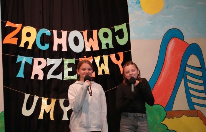 Dziś był wyjątkowy dzień , nasza szkoła zorganizowała fantastyczną imprezę z okazji Dnia Dziecka, która przyciągnęła wielu uczniów oraz ich rodziny.
Uroczystość rozpoczęła się od symbolicznego odpalenia znicza olimpijskiego, co wprowadziło wszystkich w radosny nastrój. Mieliśmy zaszczyt gościć Burmistrz Pasłęka Panią Elżbietę Wasiuk, która wygłosiła krótkie przemówienie, podkreślając znaczenie tego święta dla dzieci.  
Podczas imprezy odbyły się liczne konkursy sportowe, które cieszyły się ogromnym zainteresowaniem. Uczniowie mieli okazję wykazać się swoimi umiejętnościami w różnych dyscyplinach, a rywalizacja była zacięta, ale pełna sportowego ducha.
Dodatkowo zorganizowaliśmy konkurs na plakat pt. 