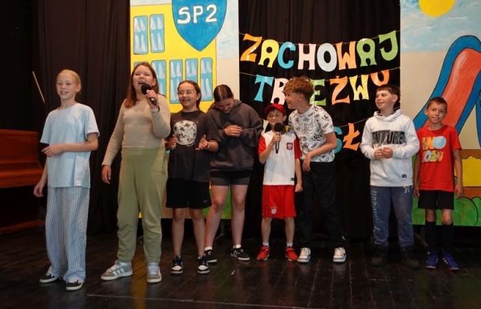 Dziś był wyjątkowy dzień , nasza szkoła zorganizowała fantastyczną imprezę z okazji Dnia Dziecka, która przyciągnęła wielu uczniów oraz ich rodziny.
Uroczystość rozpoczęła się od symbolicznego odpalenia znicza olimpijskiego, co wprowadziło wszystkich w radosny nastrój. Mieliśmy zaszczyt gościć Burmistrz Pasłęka Panią Elżbietę Wasiuk, która wygłosiła krótkie przemówienie, podkreślając znaczenie tego święta dla dzieci.  
Podczas imprezy odbyły się liczne konkursy sportowe, które cieszyły się ogromnym zainteresowaniem. Uczniowie mieli okazję wykazać się swoimi umiejętnościami w różnych dyscyplinach, a rywalizacja była zacięta, ale pełna sportowego ducha.
Dodatkowo zorganizowaliśmy konkurs na plakat pt. 