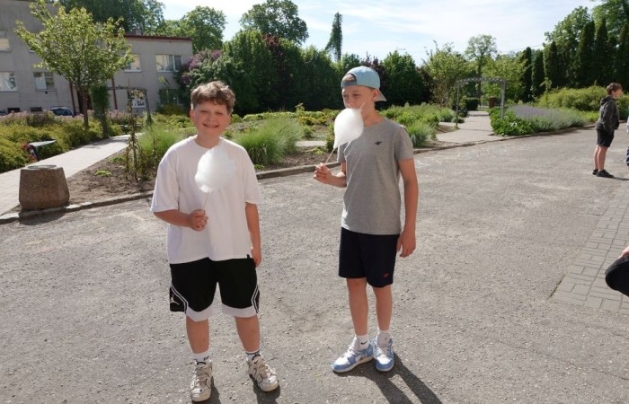 Dziś był wyjątkowy dzień , nasza szkoła zorganizowała fantastyczną imprezę z okazji Dnia Dziecka, która przyciągnęła wielu uczniów oraz ich rodziny.
Uroczystość rozpoczęła się od symbolicznego odpalenia znicza olimpijskiego, co wprowadziło wszystkich w radosny nastrój. Mieliśmy zaszczyt gościć Burmistrz Pasłęka Panią Elżbietę Wasiuk, która wygłosiła krótkie przemówienie, podkreślając znaczenie tego święta dla dzieci.  
Podczas imprezy odbyły się liczne konkursy sportowe, które cieszyły się ogromnym zainteresowaniem. Uczniowie mieli okazję wykazać się swoimi umiejętnościami w różnych dyscyplinach, a rywalizacja była zacięta, ale pełna sportowego ducha.
Dodatkowo zorganizowaliśmy konkurs na plakat pt. 