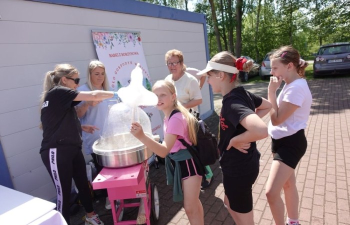 Dziś był wyjątkowy dzień , nasza szkoła zorganizowała fantastyczną imprezę z okazji Dnia Dziecka, która przyciągnęła wielu uczniów oraz ich rodziny.
Uroczystość rozpoczęła się od symbolicznego odpalenia znicza olimpijskiego, co wprowadziło wszystkich w radosny nastrój. Mieliśmy zaszczyt gościć Burmistrz Pasłęka Panią Elżbietę Wasiuk, która wygłosiła krótkie przemówienie, podkreślając znaczenie tego święta dla dzieci.  
Podczas imprezy odbyły się liczne konkursy sportowe, które cieszyły się ogromnym zainteresowaniem. Uczniowie mieli okazję wykazać się swoimi umiejętnościami w różnych dyscyplinach, a rywalizacja była zacięta, ale pełna sportowego ducha.
Dodatkowo zorganizowaliśmy konkurs na plakat pt. 