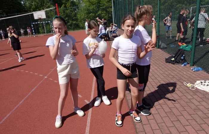 Dziś był wyjątkowy dzień , nasza szkoła zorganizowała fantastyczną imprezę z okazji Dnia Dziecka, która przyciągnęła wielu uczniów oraz ich rodziny.
Uroczystość rozpoczęła się od symbolicznego odpalenia znicza olimpijskiego, co wprowadziło wszystkich w radosny nastrój. Mieliśmy zaszczyt gościć Burmistrz Pasłęka Panią Elżbietę Wasiuk, która wygłosiła krótkie przemówienie, podkreślając znaczenie tego święta dla dzieci.  
Podczas imprezy odbyły się liczne konkursy sportowe, które cieszyły się ogromnym zainteresowaniem. Uczniowie mieli okazję wykazać się swoimi umiejętnościami w różnych dyscyplinach, a rywalizacja była zacięta, ale pełna sportowego ducha.
Dodatkowo zorganizowaliśmy konkurs na plakat pt. 