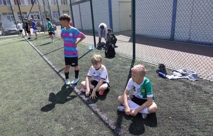 Dziś był wyjątkowy dzień , nasza szkoła zorganizowała fantastyczną imprezę z okazji Dnia Dziecka, która przyciągnęła wielu uczniów oraz ich rodziny.
Uroczystość rozpoczęła się od symbolicznego odpalenia znicza olimpijskiego, co wprowadziło wszystkich w radosny nastrój. Mieliśmy zaszczyt gościć Burmistrz Pasłęka Panią Elżbietę Wasiuk, która wygłosiła krótkie przemówienie, podkreślając znaczenie tego święta dla dzieci.  
Podczas imprezy odbyły się liczne konkursy sportowe, które cieszyły się ogromnym zainteresowaniem. Uczniowie mieli okazję wykazać się swoimi umiejętnościami w różnych dyscyplinach, a rywalizacja była zacięta, ale pełna sportowego ducha.
Dodatkowo zorganizowaliśmy konkurs na plakat pt. 