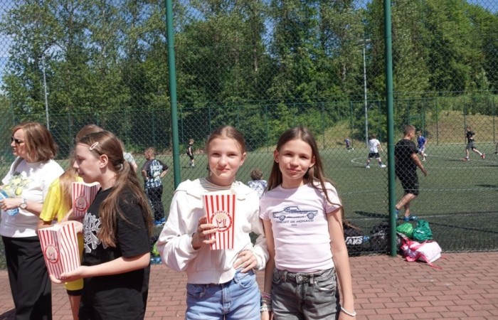 Dziś był wyjątkowy dzień , nasza szkoła zorganizowała fantastyczną imprezę z okazji Dnia Dziecka, która przyciągnęła wielu uczniów oraz ich rodziny.
Uroczystość rozpoczęła się od symbolicznego odpalenia znicza olimpijskiego, co wprowadziło wszystkich w radosny nastrój. Mieliśmy zaszczyt gościć Burmistrz Pasłęka Panią Elżbietę Wasiuk, która wygłosiła krótkie przemówienie, podkreślając znaczenie tego święta dla dzieci.  
Podczas imprezy odbyły się liczne konkursy sportowe, które cieszyły się ogromnym zainteresowaniem. Uczniowie mieli okazję wykazać się swoimi umiejętnościami w różnych dyscyplinach, a rywalizacja była zacięta, ale pełna sportowego ducha.
Dodatkowo zorganizowaliśmy konkurs na plakat pt. 