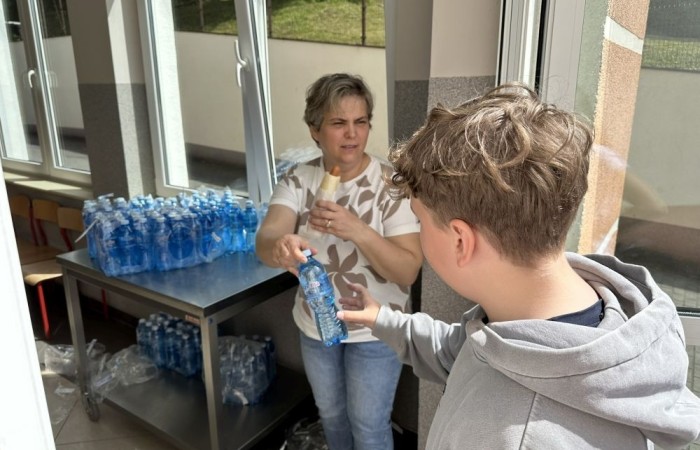 Dziś był wyjątkowy dzień , nasza szkoła zorganizowała fantastyczną imprezę z okazji Dnia Dziecka, która przyciągnęła wielu uczniów oraz ich rodziny.
Uroczystość rozpoczęła się od symbolicznego odpalenia znicza olimpijskiego, co wprowadziło wszystkich w radosny nastrój. Mieliśmy zaszczyt gościć Burmistrz Pasłęka Panią Elżbietę Wasiuk, która wygłosiła krótkie przemówienie, podkreślając znaczenie tego święta dla dzieci.  
Podczas imprezy odbyły się liczne konkursy sportowe, które cieszyły się ogromnym zainteresowaniem. Uczniowie mieli okazję wykazać się swoimi umiejętnościami w różnych dyscyplinach, a rywalizacja była zacięta, ale pełna sportowego ducha.
Dodatkowo zorganizowaliśmy konkurs na plakat pt. 