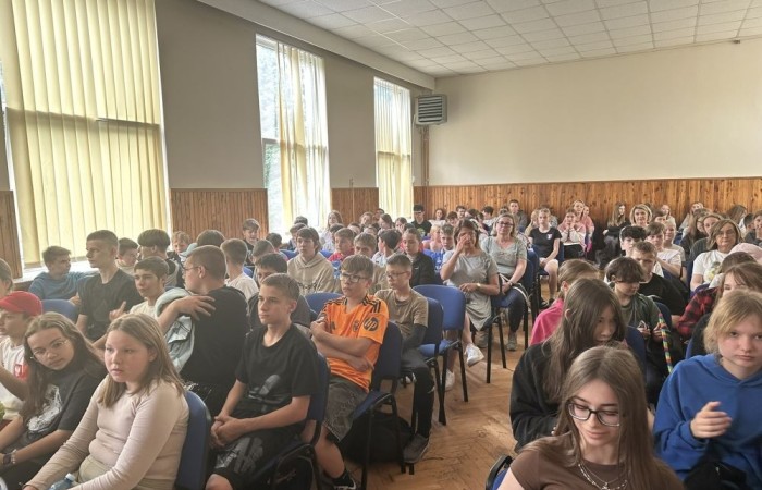 Dziś był wyjątkowy dzień , nasza szkoła zorganizowała fantastyczną imprezę z okazji Dnia Dziecka, która przyciągnęła wielu uczniów oraz ich rodziny.
Uroczystość rozpoczęła się od symbolicznego odpalenia znicza olimpijskiego, co wprowadziło wszystkich w radosny nastrój. Mieliśmy zaszczyt gościć Burmistrz Pasłęka Panią Elżbietę Wasiuk, która wygłosiła krótkie przemówienie, podkreślając znaczenie tego święta dla dzieci.  
Podczas imprezy odbyły się liczne konkursy sportowe, które cieszyły się ogromnym zainteresowaniem. Uczniowie mieli okazję wykazać się swoimi umiejętnościami w różnych dyscyplinach, a rywalizacja była zacięta, ale pełna sportowego ducha.
Dodatkowo zorganizowaliśmy konkurs na plakat pt. 