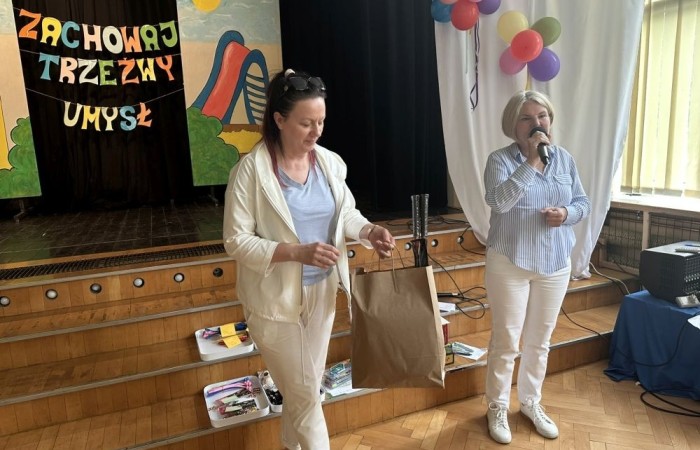 Dziś był wyjątkowy dzień , nasza szkoła zorganizowała fantastyczną imprezę z okazji Dnia Dziecka, która przyciągnęła wielu uczniów oraz ich rodziny.
Uroczystość rozpoczęła się od symbolicznego odpalenia znicza olimpijskiego, co wprowadziło wszystkich w radosny nastrój. Mieliśmy zaszczyt gościć Burmistrz Pasłęka Panią Elżbietę Wasiuk, która wygłosiła krótkie przemówienie, podkreślając znaczenie tego święta dla dzieci.  
Podczas imprezy odbyły się liczne konkursy sportowe, które cieszyły się ogromnym zainteresowaniem. Uczniowie mieli okazję wykazać się swoimi umiejętnościami w różnych dyscyplinach, a rywalizacja była zacięta, ale pełna sportowego ducha.
Dodatkowo zorganizowaliśmy konkurs na plakat pt. 