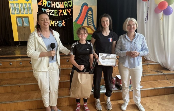 Dziś był wyjątkowy dzień , nasza szkoła zorganizowała fantastyczną imprezę z okazji Dnia Dziecka, która przyciągnęła wielu uczniów oraz ich rodziny.
Uroczystość rozpoczęła się od symbolicznego odpalenia znicza olimpijskiego, co wprowadziło wszystkich w radosny nastrój. Mieliśmy zaszczyt gościć Burmistrz Pasłęka Panią Elżbietę Wasiuk, która wygłosiła krótkie przemówienie, podkreślając znaczenie tego święta dla dzieci.  
Podczas imprezy odbyły się liczne konkursy sportowe, które cieszyły się ogromnym zainteresowaniem. Uczniowie mieli okazję wykazać się swoimi umiejętnościami w różnych dyscyplinach, a rywalizacja była zacięta, ale pełna sportowego ducha.
Dodatkowo zorganizowaliśmy konkurs na plakat pt. 