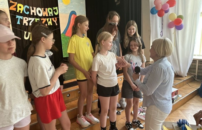 Dziś był wyjątkowy dzień , nasza szkoła zorganizowała fantastyczną imprezę z okazji Dnia Dziecka, która przyciągnęła wielu uczniów oraz ich rodziny.
Uroczystość rozpoczęła się od symbolicznego odpalenia znicza olimpijskiego, co wprowadziło wszystkich w radosny nastrój. Mieliśmy zaszczyt gościć Burmistrz Pasłęka Panią Elżbietę Wasiuk, która wygłosiła krótkie przemówienie, podkreślając znaczenie tego święta dla dzieci.  
Podczas imprezy odbyły się liczne konkursy sportowe, które cieszyły się ogromnym zainteresowaniem. Uczniowie mieli okazję wykazać się swoimi umiejętnościami w różnych dyscyplinach, a rywalizacja była zacięta, ale pełna sportowego ducha.
Dodatkowo zorganizowaliśmy konkurs na plakat pt. 