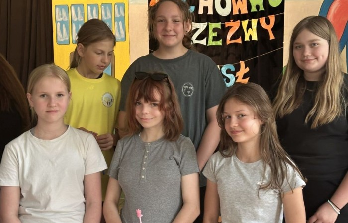 Dziś był wyjątkowy dzień , nasza szkoła zorganizowała fantastyczną imprezę z okazji Dnia Dziecka, która przyciągnęła wielu uczniów oraz ich rodziny.
Uroczystość rozpoczęła się od symbolicznego odpalenia znicza olimpijskiego, co wprowadziło wszystkich w radosny nastrój. Mieliśmy zaszczyt gościć Burmistrz Pasłęka Panią Elżbietę Wasiuk, która wygłosiła krótkie przemówienie, podkreślając znaczenie tego święta dla dzieci.  
Podczas imprezy odbyły się liczne konkursy sportowe, które cieszyły się ogromnym zainteresowaniem. Uczniowie mieli okazję wykazać się swoimi umiejętnościami w różnych dyscyplinach, a rywalizacja była zacięta, ale pełna sportowego ducha.
Dodatkowo zorganizowaliśmy konkurs na plakat pt. 