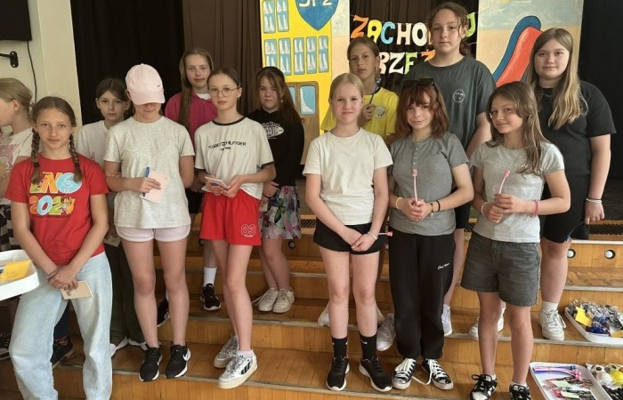 Dziś był wyjątkowy dzień , nasza szkoła zorganizowała fantastyczną imprezę z okazji Dnia Dziecka, która przyciągnęła wielu uczniów oraz ich rodziny.
Uroczystość rozpoczęła się od symbolicznego odpalenia znicza olimpijskiego, co wprowadziło wszystkich w radosny nastrój. Mieliśmy zaszczyt gościć Burmistrz Pasłęka Panią Elżbietę Wasiuk, która wygłosiła krótkie przemówienie, podkreślając znaczenie tego święta dla dzieci.  
Podczas imprezy odbyły się liczne konkursy sportowe, które cieszyły się ogromnym zainteresowaniem. Uczniowie mieli okazję wykazać się swoimi umiejętnościami w różnych dyscyplinach, a rywalizacja była zacięta, ale pełna sportowego ducha.
Dodatkowo zorganizowaliśmy konkurs na plakat pt. 