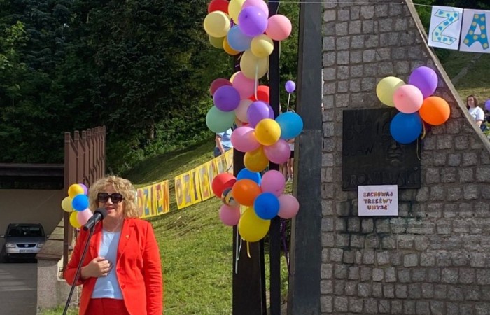 Dziś był wyjątkowy dzień , nasza szkoła zorganizowała fantastyczną imprezę z okazji Dnia Dziecka, która przyciągnęła wielu uczniów oraz ich rodziny.
Uroczystość rozpoczęła się od symbolicznego odpalenia znicza olimpijskiego, co wprowadziło wszystkich w radosny nastrój. Mieliśmy zaszczyt gościć Burmistrz Pasłęka Panią Elżbietę Wasiuk, która wygłosiła krótkie przemówienie, podkreślając znaczenie tego święta dla dzieci.  
Podczas imprezy odbyły się liczne konkursy sportowe, które cieszyły się ogromnym zainteresowaniem. Uczniowie mieli okazję wykazać się swoimi umiejętnościami w różnych dyscyplinach, a rywalizacja była zacięta, ale pełna sportowego ducha.
Dodatkowo zorganizowaliśmy konkurs na plakat pt. 