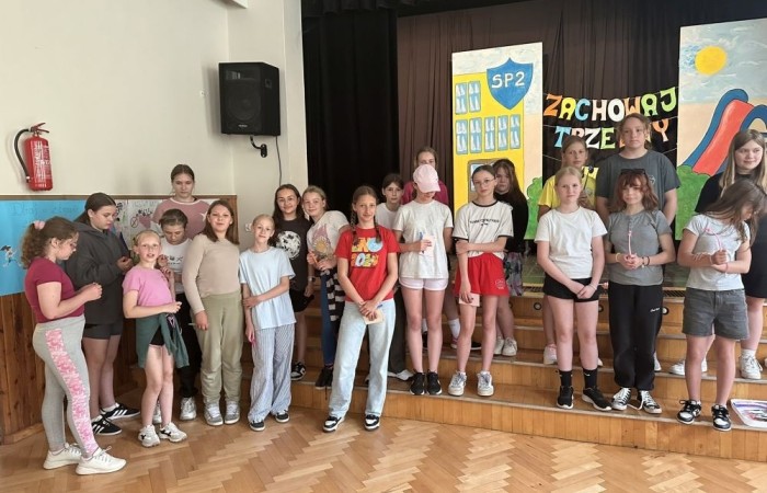 Dziś był wyjątkowy dzień , nasza szkoła zorganizowała fantastyczną imprezę z okazji Dnia Dziecka, która przyciągnęła wielu uczniów oraz ich rodziny.
Uroczystość rozpoczęła się od symbolicznego odpalenia znicza olimpijskiego, co wprowadziło wszystkich w radosny nastrój. Mieliśmy zaszczyt gościć Burmistrz Pasłęka Panią Elżbietę Wasiuk, która wygłosiła krótkie przemówienie, podkreślając znaczenie tego święta dla dzieci.  
Podczas imprezy odbyły się liczne konkursy sportowe, które cieszyły się ogromnym zainteresowaniem. Uczniowie mieli okazję wykazać się swoimi umiejętnościami w różnych dyscyplinach, a rywalizacja była zacięta, ale pełna sportowego ducha.
Dodatkowo zorganizowaliśmy konkurs na plakat pt. 