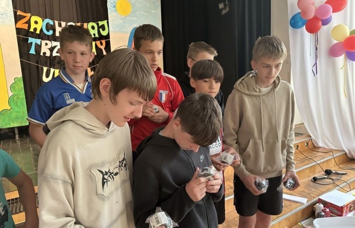 Dziś był wyjątkowy dzień , nasza szkoła zorganizowała fantastyczną imprezę z okazji Dnia Dziecka, która przyciągnęła wielu uczniów oraz ich rodziny.
Uroczystość rozpoczęła się od symbolicznego odpalenia znicza olimpijskiego, co wprowadziło wszystkich w radosny nastrój. Mieliśmy zaszczyt gościć Burmistrz Pasłęka Panią Elżbietę Wasiuk, która wygłosiła krótkie przemówienie, podkreślając znaczenie tego święta dla dzieci.  
Podczas imprezy odbyły się liczne konkursy sportowe, które cieszyły się ogromnym zainteresowaniem. Uczniowie mieli okazję wykazać się swoimi umiejętnościami w różnych dyscyplinach, a rywalizacja była zacięta, ale pełna sportowego ducha.
Dodatkowo zorganizowaliśmy konkurs na plakat pt. 