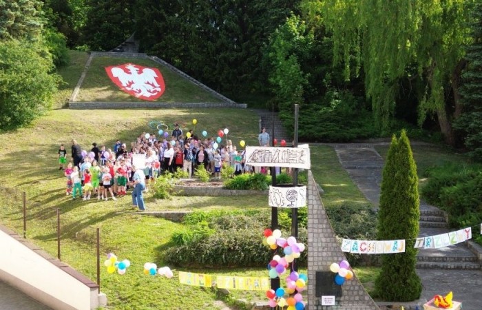 Dziś był wyjątkowy dzień , nasza szkoła zorganizowała fantastyczną imprezę z okazji Dnia Dziecka, która przyciągnęła wielu uczniów oraz ich rodziny.
Uroczystość rozpoczęła się od symbolicznego odpalenia znicza olimpijskiego, co wprowadziło wszystkich w radosny nastrój. Mieliśmy zaszczyt gościć Burmistrz Pasłęka Panią Elżbietę Wasiuk, która wygłosiła krótkie przemówienie, podkreślając znaczenie tego święta dla dzieci.  
Podczas imprezy odbyły się liczne konkursy sportowe, które cieszyły się ogromnym zainteresowaniem. Uczniowie mieli okazję wykazać się swoimi umiejętnościami w różnych dyscyplinach, a rywalizacja była zacięta, ale pełna sportowego ducha.
Dodatkowo zorganizowaliśmy konkurs na plakat pt. 