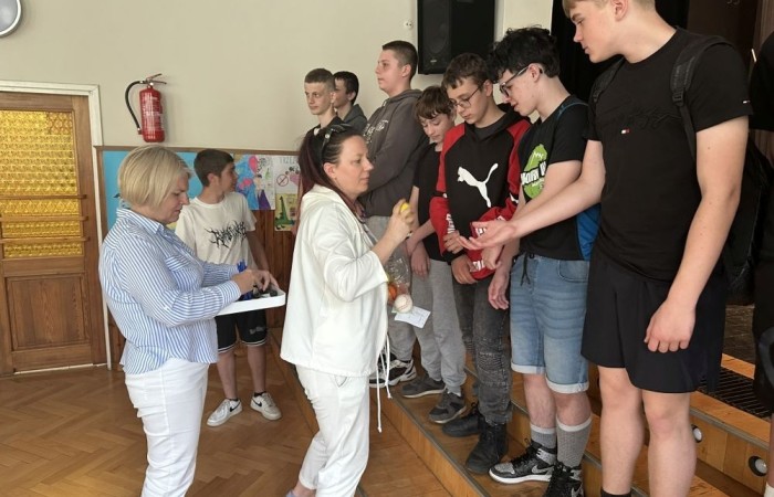 Dziś był wyjątkowy dzień , nasza szkoła zorganizowała fantastyczną imprezę z okazji Dnia Dziecka, która przyciągnęła wielu uczniów oraz ich rodziny.
Uroczystość rozpoczęła się od symbolicznego odpalenia znicza olimpijskiego, co wprowadziło wszystkich w radosny nastrój. Mieliśmy zaszczyt gościć Burmistrz Pasłęka Panią Elżbietę Wasiuk, która wygłosiła krótkie przemówienie, podkreślając znaczenie tego święta dla dzieci.  
Podczas imprezy odbyły się liczne konkursy sportowe, które cieszyły się ogromnym zainteresowaniem. Uczniowie mieli okazję wykazać się swoimi umiejętnościami w różnych dyscyplinach, a rywalizacja była zacięta, ale pełna sportowego ducha.
Dodatkowo zorganizowaliśmy konkurs na plakat pt. 