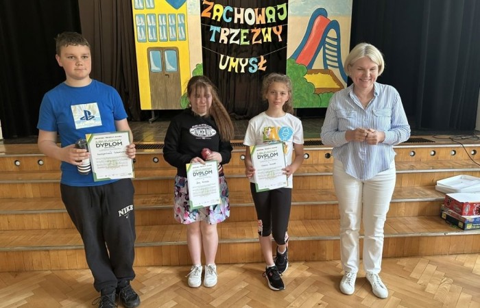 Dziś był wyjątkowy dzień , nasza szkoła zorganizowała fantastyczną imprezę z okazji Dnia Dziecka, która przyciągnęła wielu uczniów oraz ich rodziny.
Uroczystość rozpoczęła się od symbolicznego odpalenia znicza olimpijskiego, co wprowadziło wszystkich w radosny nastrój. Mieliśmy zaszczyt gościć Burmistrz Pasłęka Panią Elżbietę Wasiuk, która wygłosiła krótkie przemówienie, podkreślając znaczenie tego święta dla dzieci.  
Podczas imprezy odbyły się liczne konkursy sportowe, które cieszyły się ogromnym zainteresowaniem. Uczniowie mieli okazję wykazać się swoimi umiejętnościami w różnych dyscyplinach, a rywalizacja była zacięta, ale pełna sportowego ducha.
Dodatkowo zorganizowaliśmy konkurs na plakat pt. 