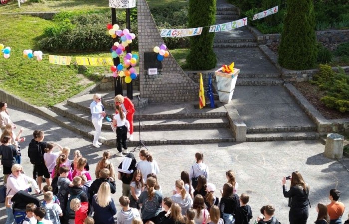 Dziś był wyjątkowy dzień , nasza szkoła zorganizowała fantastyczną imprezę z okazji Dnia Dziecka, która przyciągnęła wielu uczniów oraz ich rodziny.
Uroczystość rozpoczęła się od symbolicznego odpalenia znicza olimpijskiego, co wprowadziło wszystkich w radosny nastrój. Mieliśmy zaszczyt gościć Burmistrz Pasłęka Panią Elżbietę Wasiuk, która wygłosiła krótkie przemówienie, podkreślając znaczenie tego święta dla dzieci.  
Podczas imprezy odbyły się liczne konkursy sportowe, które cieszyły się ogromnym zainteresowaniem. Uczniowie mieli okazję wykazać się swoimi umiejętnościami w różnych dyscyplinach, a rywalizacja była zacięta, ale pełna sportowego ducha.
Dodatkowo zorganizowaliśmy konkurs na plakat pt. 