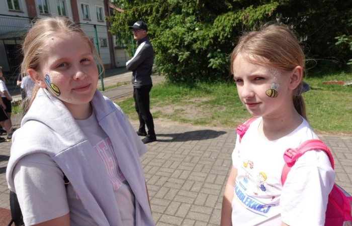 Dziś był wyjątkowy dzień , nasza szkoła zorganizowała fantastyczną imprezę z okazji Dnia Dziecka, która przyciągnęła wielu uczniów oraz ich rodziny.
Uroczystość rozpoczęła się od symbolicznego odpalenia znicza olimpijskiego, co wprowadziło wszystkich w radosny nastrój. Mieliśmy zaszczyt gościć Burmistrz Pasłęka Panią Elżbietę Wasiuk, która wygłosiła krótkie przemówienie, podkreślając znaczenie tego święta dla dzieci.  
Podczas imprezy odbyły się liczne konkursy sportowe, które cieszyły się ogromnym zainteresowaniem. Uczniowie mieli okazję wykazać się swoimi umiejętnościami w różnych dyscyplinach, a rywalizacja była zacięta, ale pełna sportowego ducha.
Dodatkowo zorganizowaliśmy konkurs na plakat pt. 