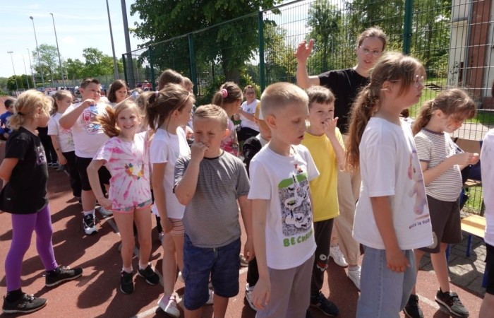 Dziś był wyjątkowy dzień , nasza szkoła zorganizowała fantastyczną imprezę z okazji Dnia Dziecka, która przyciągnęła wielu uczniów oraz ich rodziny.
Uroczystość rozpoczęła się od symbolicznego odpalenia znicza olimpijskiego, co wprowadziło wszystkich w radosny nastrój. Mieliśmy zaszczyt gościć Burmistrz Pasłęka Panią Elżbietę Wasiuk, która wygłosiła krótkie przemówienie, podkreślając znaczenie tego święta dla dzieci.  
Podczas imprezy odbyły się liczne konkursy sportowe, które cieszyły się ogromnym zainteresowaniem. Uczniowie mieli okazję wykazać się swoimi umiejętnościami w różnych dyscyplinach, a rywalizacja była zacięta, ale pełna sportowego ducha.
Dodatkowo zorganizowaliśmy konkurs na plakat pt. 