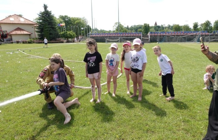 Dziś był wyjątkowy dzień , nasza szkoła zorganizowała fantastyczną imprezę z okazji Dnia Dziecka, która przyciągnęła wielu uczniów oraz ich rodziny.
Uroczystość rozpoczęła się od symbolicznego odpalenia znicza olimpijskiego, co wprowadziło wszystkich w radosny nastrój. Mieliśmy zaszczyt gościć Burmistrz Pasłęka Panią Elżbietę Wasiuk, która wygłosiła krótkie przemówienie, podkreślając znaczenie tego święta dla dzieci.  
Podczas imprezy odbyły się liczne konkursy sportowe, które cieszyły się ogromnym zainteresowaniem. Uczniowie mieli okazję wykazać się swoimi umiejętnościami w różnych dyscyplinach, a rywalizacja była zacięta, ale pełna sportowego ducha.
Dodatkowo zorganizowaliśmy konkurs na plakat pt. 