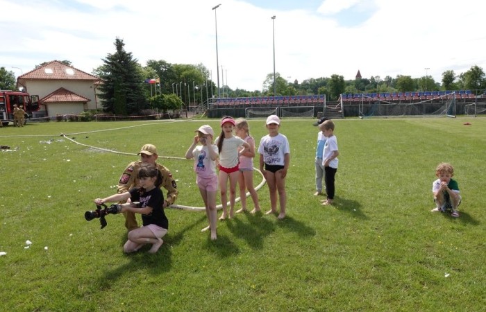 Dziś był wyjątkowy dzień , nasza szkoła zorganizowała fantastyczną imprezę z okazji Dnia Dziecka, która przyciągnęła wielu uczniów oraz ich rodziny.
Uroczystość rozpoczęła się od symbolicznego odpalenia znicza olimpijskiego, co wprowadziło wszystkich w radosny nastrój. Mieliśmy zaszczyt gościć Burmistrz Pasłęka Panią Elżbietę Wasiuk, która wygłosiła krótkie przemówienie, podkreślając znaczenie tego święta dla dzieci.  
Podczas imprezy odbyły się liczne konkursy sportowe, które cieszyły się ogromnym zainteresowaniem. Uczniowie mieli okazję wykazać się swoimi umiejętnościami w różnych dyscyplinach, a rywalizacja była zacięta, ale pełna sportowego ducha.
Dodatkowo zorganizowaliśmy konkurs na plakat pt. 