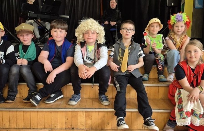 Dziś nasza szkoła na chwilę zamieniła się w scenę pełną świateł, dźwięków i... gwiazdorskiego blasku. Wszystko za sprawą koncertu, podczas którego rozstrzygnęliśmy szkolny konkurs wiedzy muzycznej. Temat przewodni? Życie muzycznej gwiazdy – a nasi uczniowie potraktowali to bardzo serio! Wybrani aktorzy-amatorzy (choć po dzisiejszym dniu to już prawie zawodowcy) wcielili się w rolę słynnego artysty i dali prawdziwy popis nie tylko wokalny. Były piosenki, taniec, emocje, dramat sceniczny i masa dobrej zabawy. Publiczność śpiewała i tańczyła razem z nimi, jak na prawdziwym koncercie. Gdyby ktoś zapytał, co dziś działo się w naszej szkole – odpowiedź jest prosta: muzyka, emocje i zabawa na całego.