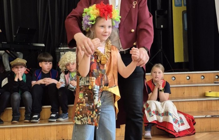 Dziś nasza szkoła na chwilę zamieniła się w scenę pełną świateł, dźwięków i... gwiazdorskiego blasku. Wszystko za sprawą koncertu, podczas którego rozstrzygnęliśmy szkolny konkurs wiedzy muzycznej. Temat przewodni? Życie muzycznej gwiazdy – a nasi uczniowie potraktowali to bardzo serio! Wybrani aktorzy-amatorzy (choć po dzisiejszym dniu to już prawie zawodowcy) wcielili się w rolę słynnego artysty i dali prawdziwy popis nie tylko wokalny. Były piosenki, taniec, emocje, dramat sceniczny i masa dobrej zabawy. Publiczność śpiewała i tańczyła razem z nimi, jak na prawdziwym koncercie. Gdyby ktoś zapytał, co dziś działo się w naszej szkole – odpowiedź jest prosta: muzyka, emocje i zabawa na całego.