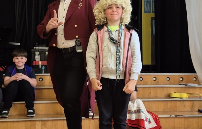 Dziś nasza szkoła na chwilę zamieniła się w scenę pełną świateł, dźwięków i... gwiazdorskiego blasku. Wszystko za sprawą koncertu, podczas którego rozstrzygnęliśmy szkolny konkurs wiedzy muzycznej. Temat przewodni? Życie muzycznej gwiazdy – a nasi uczniowie potraktowali to bardzo serio! Wybrani aktorzy-amatorzy (choć po dzisiejszym dniu to już prawie zawodowcy) wcielili się w rolę słynnego artysty i dali prawdziwy popis nie tylko wokalny. Były piosenki, taniec, emocje, dramat sceniczny i masa dobrej zabawy. Publiczność śpiewała i tańczyła razem z nimi, jak na prawdziwym koncercie. Gdyby ktoś zapytał, co dziś działo się w naszej szkole – odpowiedź jest prosta: muzyka, emocje i zabawa na całego.