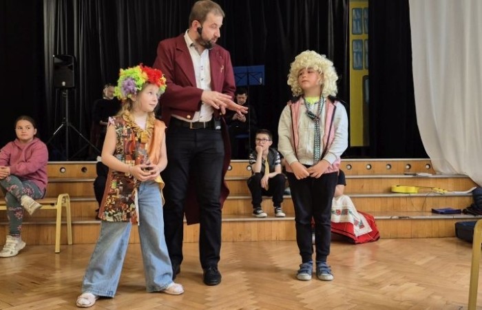 Dziś nasza szkoła na chwilę zamieniła się w scenę pełną świateł, dźwięków i... gwiazdorskiego blasku. Wszystko za sprawą koncertu, podczas którego rozstrzygnęliśmy szkolny konkurs wiedzy muzycznej. Temat przewodni? Życie muzycznej gwiazdy – a nasi uczniowie potraktowali to bardzo serio! Wybrani aktorzy-amatorzy (choć po dzisiejszym dniu to już prawie zawodowcy) wcielili się w rolę słynnego artysty i dali prawdziwy popis nie tylko wokalny. Były piosenki, taniec, emocje, dramat sceniczny i masa dobrej zabawy. Publiczność śpiewała i tańczyła razem z nimi, jak na prawdziwym koncercie. Gdyby ktoś zapytał, co dziś działo się w naszej szkole – odpowiedź jest prosta: muzyka, emocje i zabawa na całego.