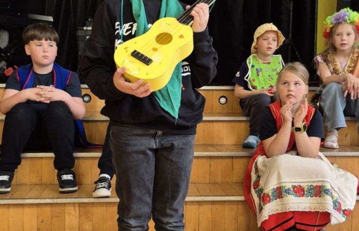 Dziś nasza szkoła na chwilę zamieniła się w scenę pełną świateł, dźwięków i... gwiazdorskiego blasku. Wszystko za sprawą koncertu, podczas którego rozstrzygnęliśmy szkolny konkurs wiedzy muzycznej. Temat przewodni? Życie muzycznej gwiazdy – a nasi uczniowie potraktowali to bardzo serio! Wybrani aktorzy-amatorzy (choć po dzisiejszym dniu to już prawie zawodowcy) wcielili się w rolę słynnego artysty i dali prawdziwy popis nie tylko wokalny. Były piosenki, taniec, emocje, dramat sceniczny i masa dobrej zabawy. Publiczność śpiewała i tańczyła razem z nimi, jak na prawdziwym koncercie. Gdyby ktoś zapytał, co dziś działo się w naszej szkole – odpowiedź jest prosta: muzyka, emocje i zabawa na całego.