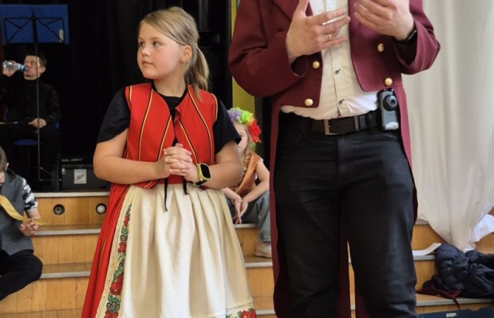 Dziś nasza szkoła na chwilę zamieniła się w scenę pełną świateł, dźwięków i... gwiazdorskiego blasku. Wszystko za sprawą koncertu, podczas którego rozstrzygnęliśmy szkolny konkurs wiedzy muzycznej. Temat przewodni? Życie muzycznej gwiazdy – a nasi uczniowie potraktowali to bardzo serio! Wybrani aktorzy-amatorzy (choć po dzisiejszym dniu to już prawie zawodowcy) wcielili się w rolę słynnego artysty i dali prawdziwy popis nie tylko wokalny. Były piosenki, taniec, emocje, dramat sceniczny i masa dobrej zabawy. Publiczność śpiewała i tańczyła razem z nimi, jak na prawdziwym koncercie. Gdyby ktoś zapytał, co dziś działo się w naszej szkole – odpowiedź jest prosta: muzyka, emocje i zabawa na całego.