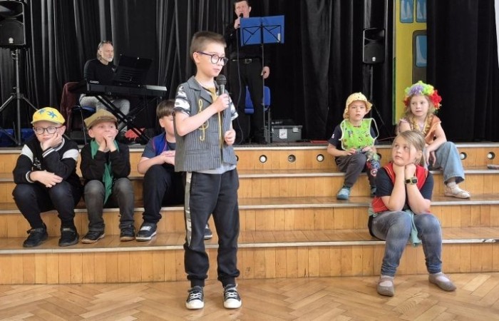 Dziś nasza szkoła na chwilę zamieniła się w scenę pełną świateł, dźwięków i... gwiazdorskiego blasku. Wszystko za sprawą koncertu, podczas którego rozstrzygnęliśmy szkolny konkurs wiedzy muzycznej. Temat przewodni? Życie muzycznej gwiazdy – a nasi uczniowie potraktowali to bardzo serio! Wybrani aktorzy-amatorzy (choć po dzisiejszym dniu to już prawie zawodowcy) wcielili się w rolę słynnego artysty i dali prawdziwy popis nie tylko wokalny. Były piosenki, taniec, emocje, dramat sceniczny i masa dobrej zabawy. Publiczność śpiewała i tańczyła razem z nimi, jak na prawdziwym koncercie. Gdyby ktoś zapytał, co dziś działo się w naszej szkole – odpowiedź jest prosta: muzyka, emocje i zabawa na całego.