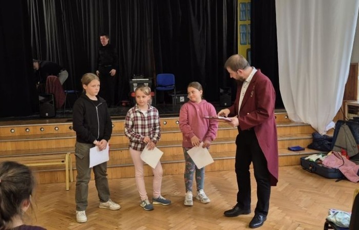 Dziś nasza szkoła na chwilę zamieniła się w scenę pełną świateł, dźwięków i... gwiazdorskiego blasku. Wszystko za sprawą koncertu, podczas którego rozstrzygnęliśmy szkolny konkurs wiedzy muzycznej. Temat przewodni? Życie muzycznej gwiazdy – a nasi uczniowie potraktowali to bardzo serio! Wybrani aktorzy-amatorzy (choć po dzisiejszym dniu to już prawie zawodowcy) wcielili się w rolę słynnego artysty i dali prawdziwy popis nie tylko wokalny. Były piosenki, taniec, emocje, dramat sceniczny i masa dobrej zabawy. Publiczność śpiewała i tańczyła razem z nimi, jak na prawdziwym koncercie. Gdyby ktoś zapytał, co dziś działo się w naszej szkole – odpowiedź jest prosta: muzyka, emocje i zabawa na całego.