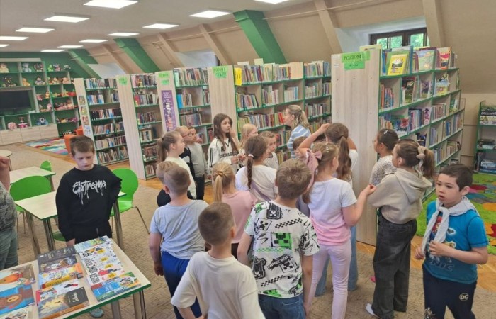 29 maja uczniowie klasy 2a wzięli udział w wycieczce do Biblioteki Publicznej w Pasłęku, gdzie uczestniczyli w ciekawej lekcji bibliotecznej. Pani bibliotekarka przygotowała dla dzieci zajęcia dotyczące lektury „Karolcia”. Uczniowie z dużym zaangażowaniem rozwiązywali łamigłówki, a następnie sprawdzili swoją wiedzę, biorąc udział w teleturnieju. Po części edukacyjnej przyszedł czas na ruch i zabawę. Dzieci uczestniczyły w zawodach w skokach w workach oraz poszukiwały zaginionego koralika Karolci. To był dzień pełen radości, nauki i ciekawych doświadczeń.
